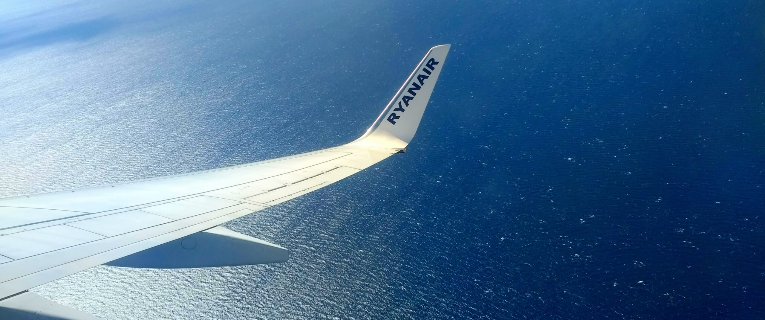 ala de avion de ryanair sobrevuela el mar